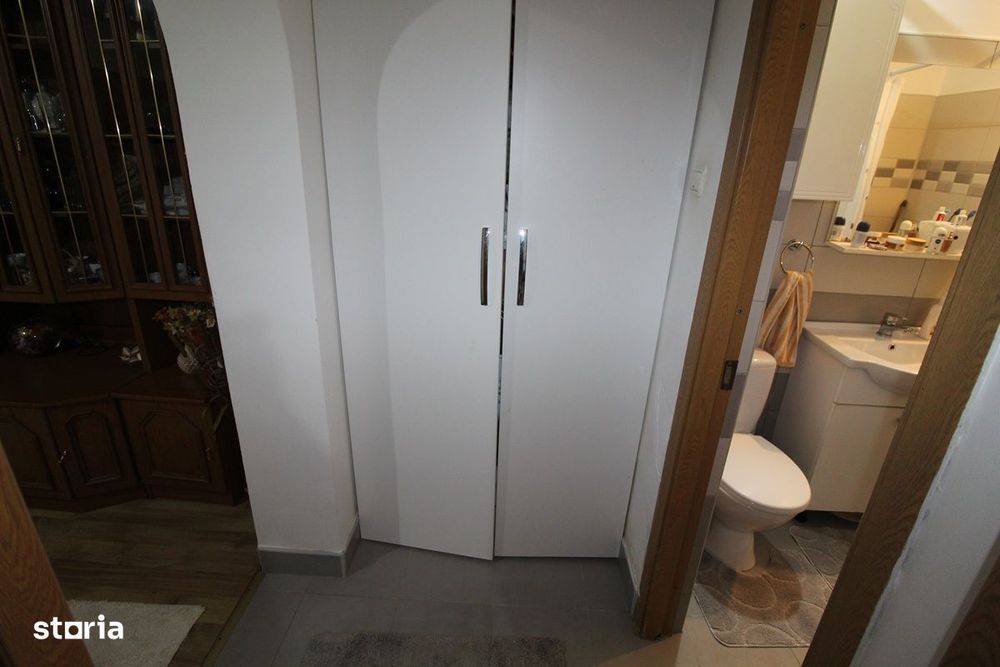 Vând apartament 2 camere în Hunedoara, Dunărea-Str. Cerbului, parter..