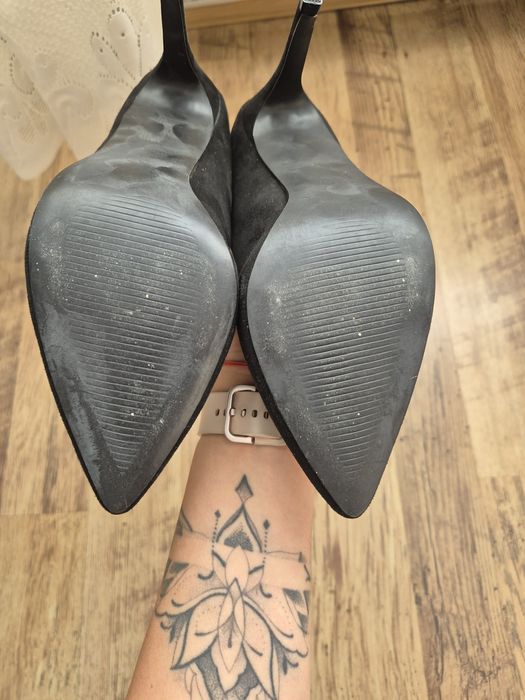 Чисто нови обувки на прав  ток