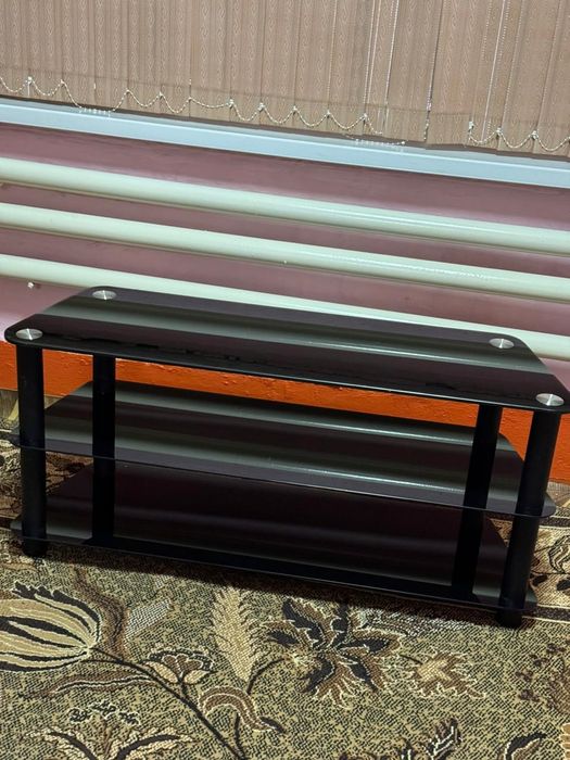 Стильная тумба под ТВ / Стеклянная / Черный глянец