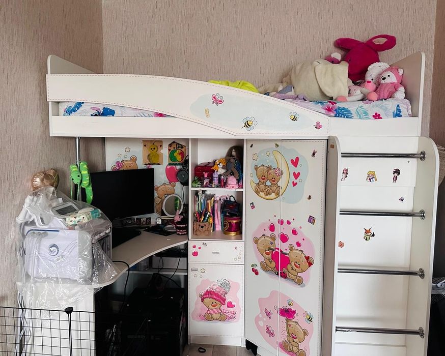 Продам детский уголок стол кровать шкаф