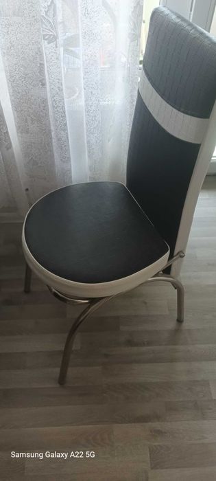 Трапезна разстегателна маса със 6 стола.