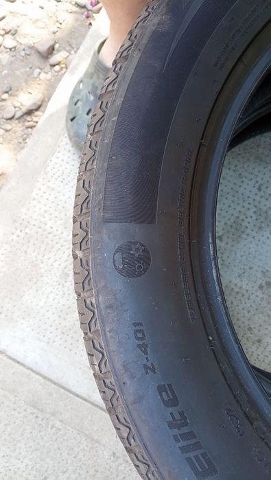 Vând 2 cauciucuri 235 55 R18