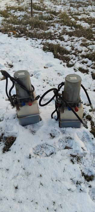 Vând doua pompe hidraulice  perfect functionale.