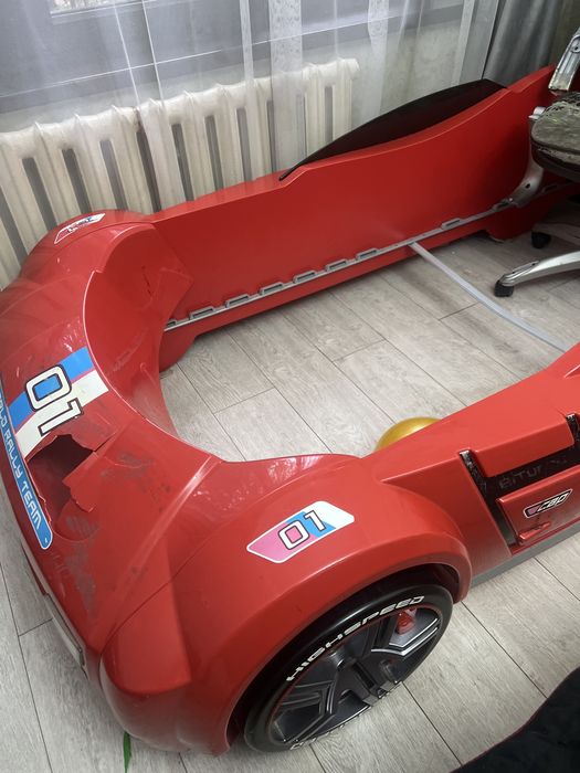 Продам кровать детскую машинку