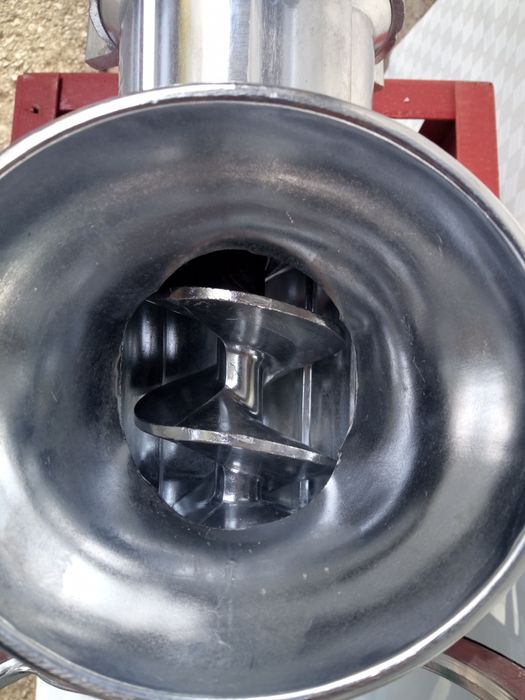 ЧИСТО НОВА,Месомелачка номер 32 +Електромотор с стойка 1.5kw/ 2.2kw