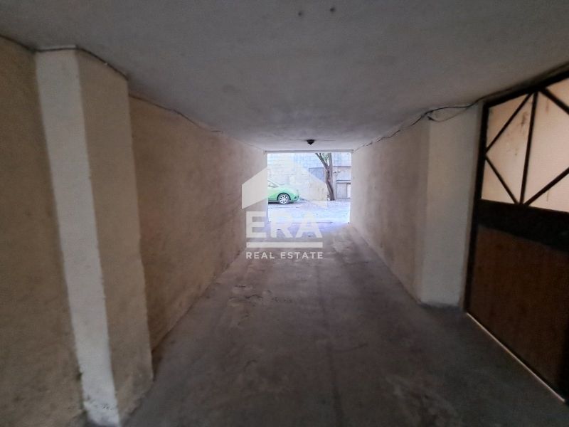 Ексклузивен партерен гараж за продажба, с ток и вода, в тухлена сграда