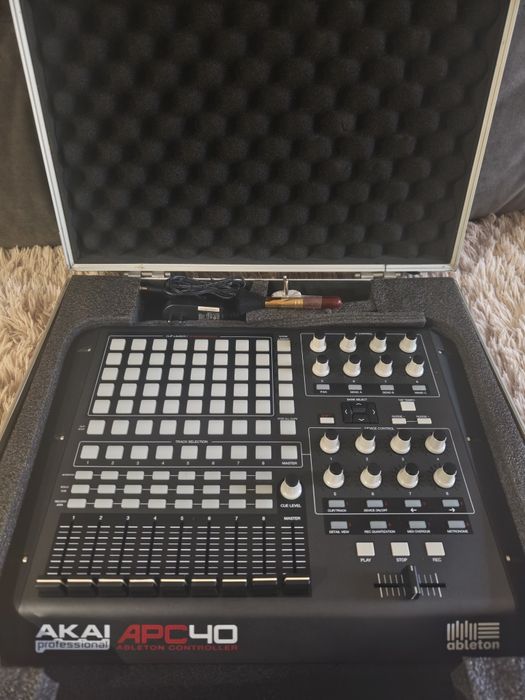 MIDI-контроллер AKAI с кейсом
