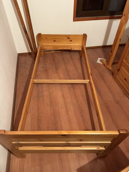 Легло от дърво масив