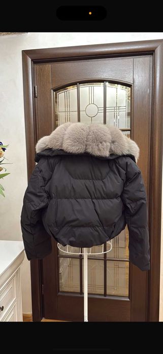 Geaca cu guler din blana naturala, practică și totodata elegantă.