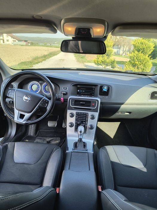 Volvo v60 2.0d R Line automat