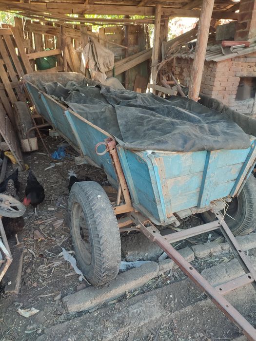 Căruță atașabilă la tractor sau pentru a fi trasa de2 cai