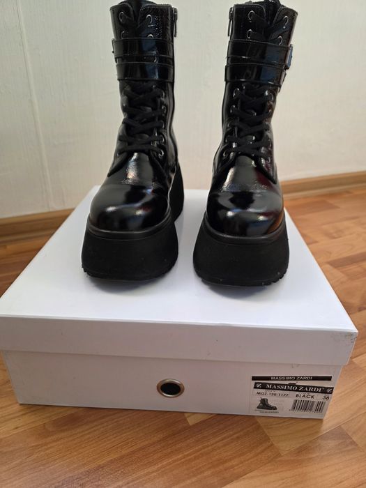 Дамски боти от естествен лак