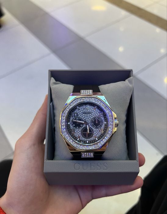Часовник Guess Swarovski камъни