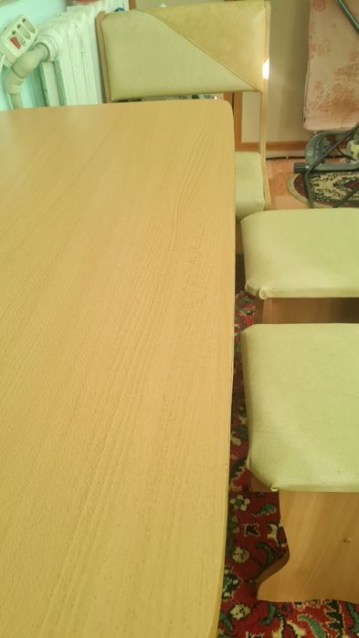 Кухонный стол со сткльями