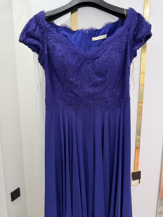 Платье женские и плащи