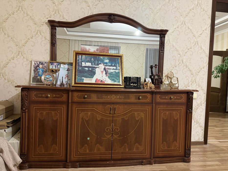 Срочно продается сервант с комодом