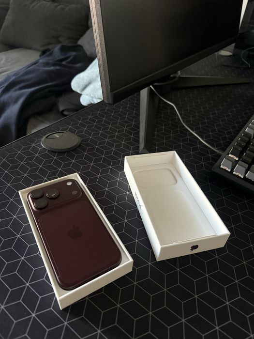 Iphone 18 pro Burgundy