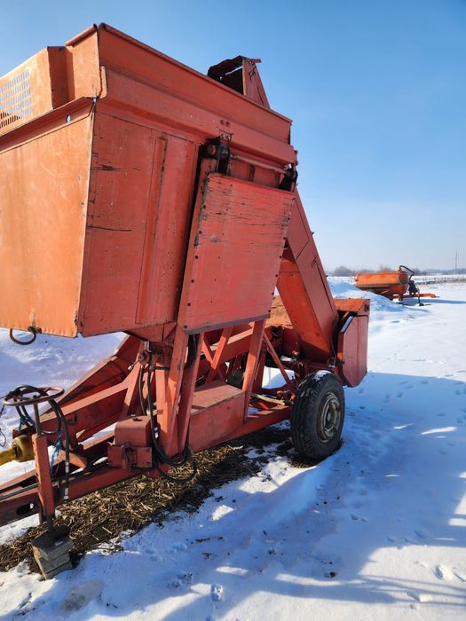 Tractor, freza și utilaj cules porumb.