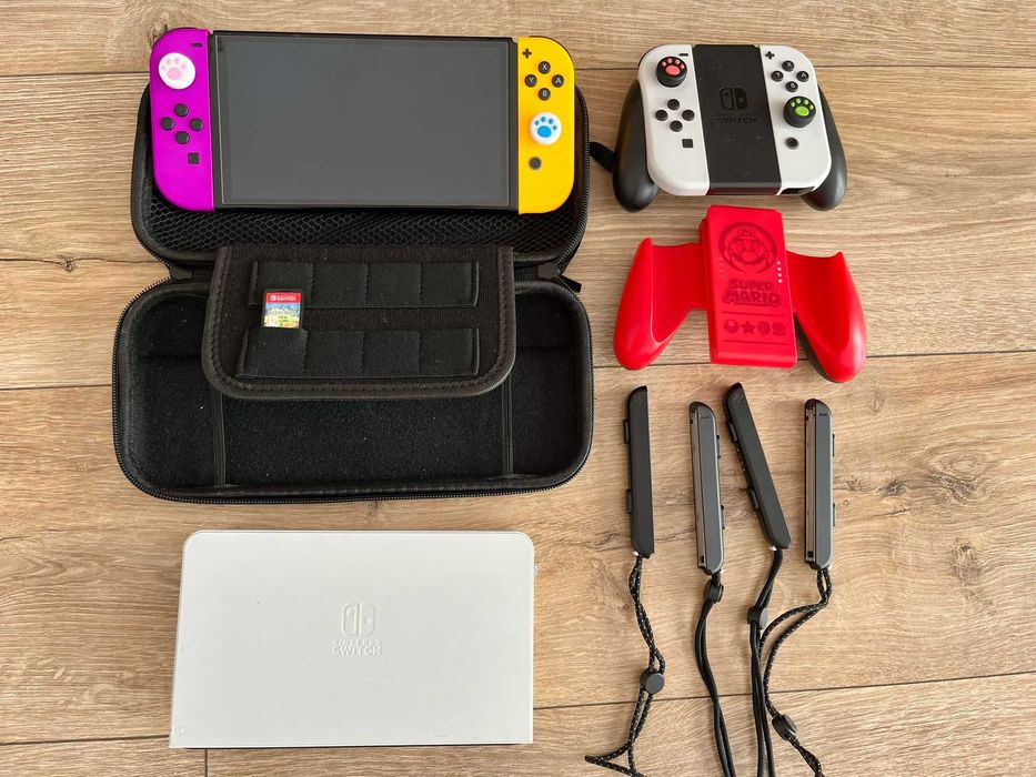 Nintendo Switch OLED | 2 seturi Joy-Con si accesorii