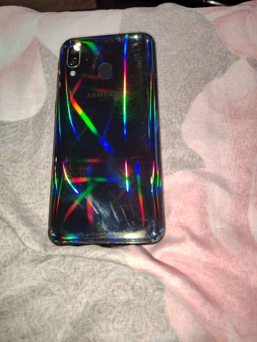 Продавам Samsung A40
