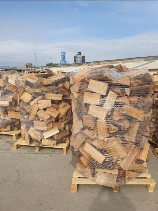 Lemn de foc tăiat crăpat livrat la domiciliu