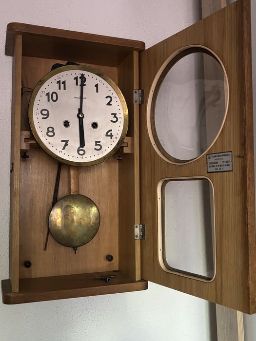 Стенен часовник с махало