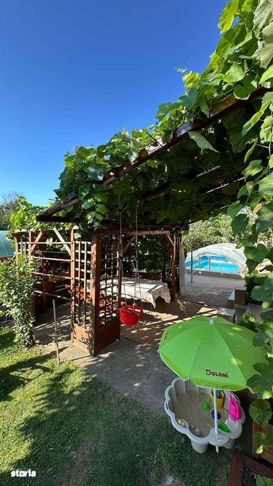 Casă spațioasă cu grădină, piscină și potențial venit din închiriere