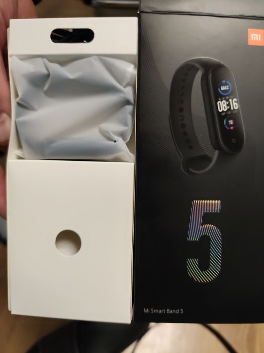Mi Smart Band 5 с леко одраскано стъкло
