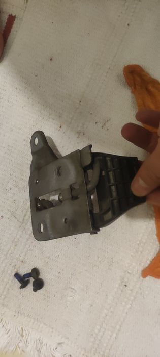 Broasca / încuietoare capota Octavia 3