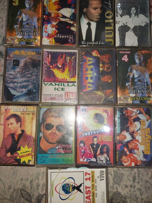 13 casete audio amestecate