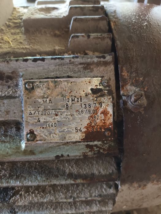 Abric trifazic cu masă metalică reglabilă și ax cu 3 cuțite