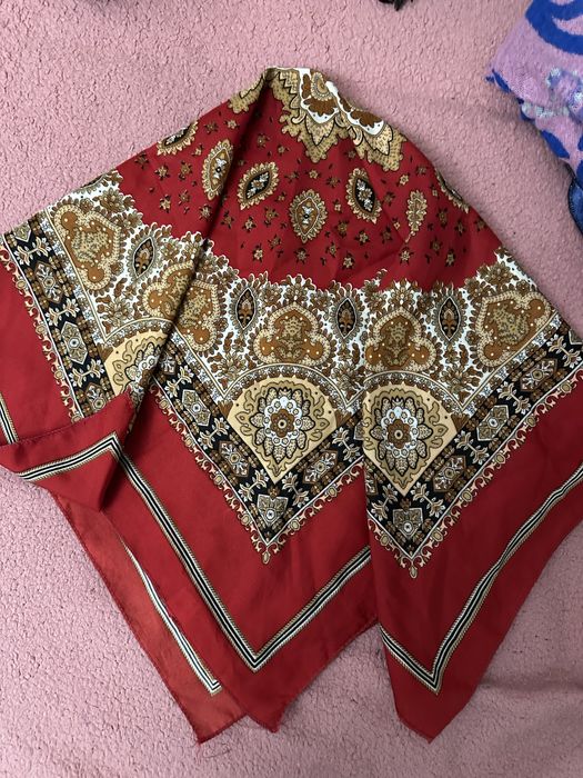 Отдам шапки , шарфы