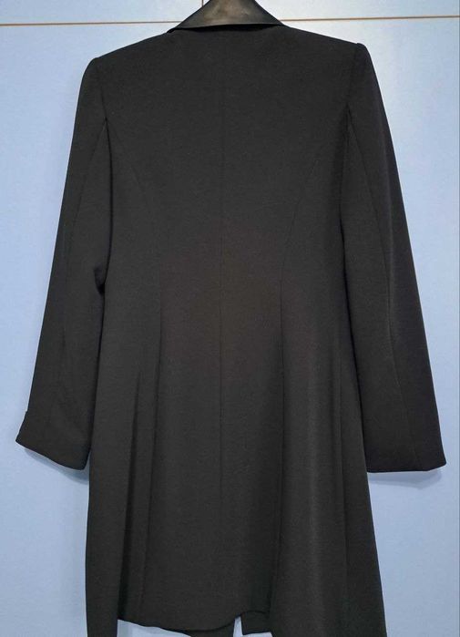 Ayollar kiyimi (ikkitalik dvoyka) sotiladi.