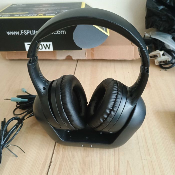 Безжични слушалки Medion Life P62061( MD 43051), С докинг станция, 15 часа, 20м, Черни