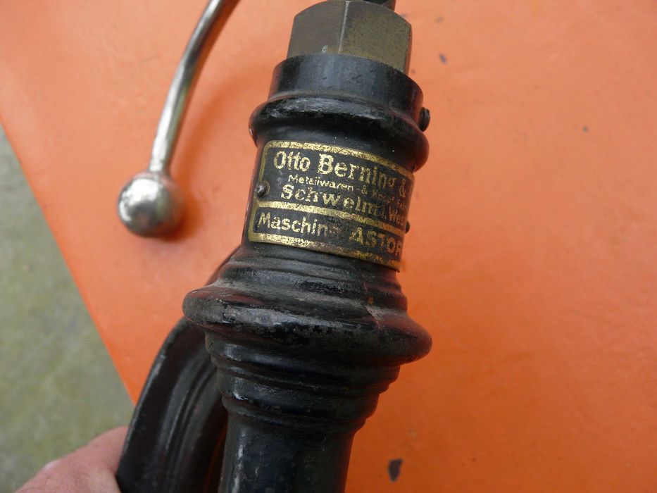 2 броя винтови преси