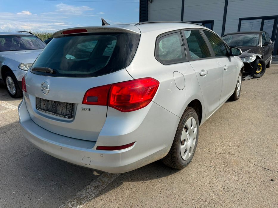 Dezmembrez Opel astra j 2012 break argintie 1.7 cdti A17DTJ volan stanga