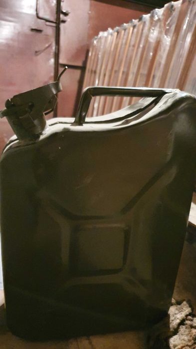 Продам канистру металлическую