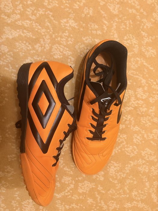 Vand adiadasi  de football pentru sala sau sintetic