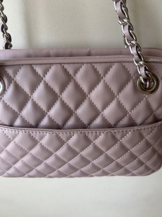 Чанта Guess розова с лека забележка