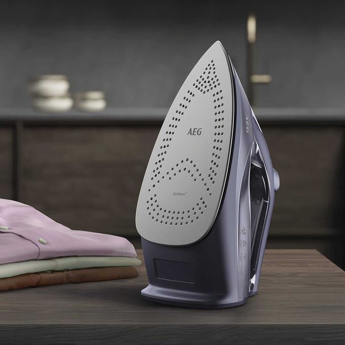 Парна ютия AEG Delicate 6000, 2500 W, 200 g парен удар, система против накип, керамична гладеща плоча, син