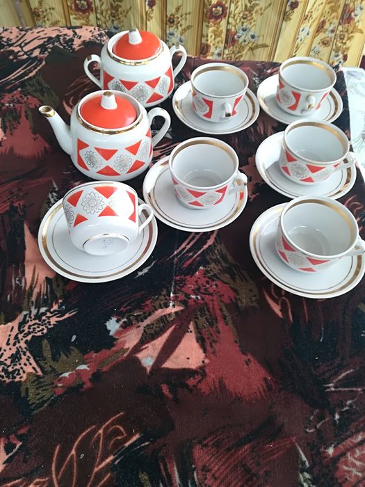 Продаются сервизы разные на 6 персон новые из серванта