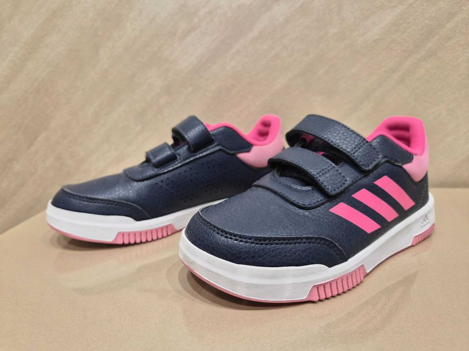 Продавам детски кецове Adidas