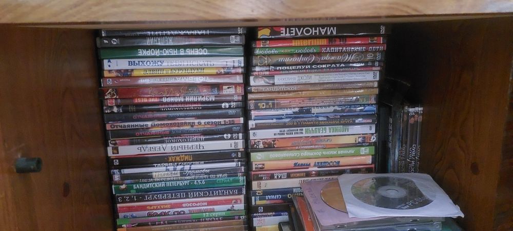 Продам DVD плеер, диски с фильмами