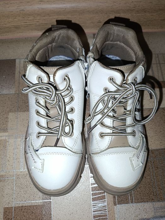 Продам осенние ботинки на девочку