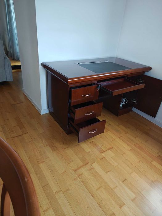 Birou elegant, cu sertare, suport tastatura si loc pentru calculator. in stare foarte buna!