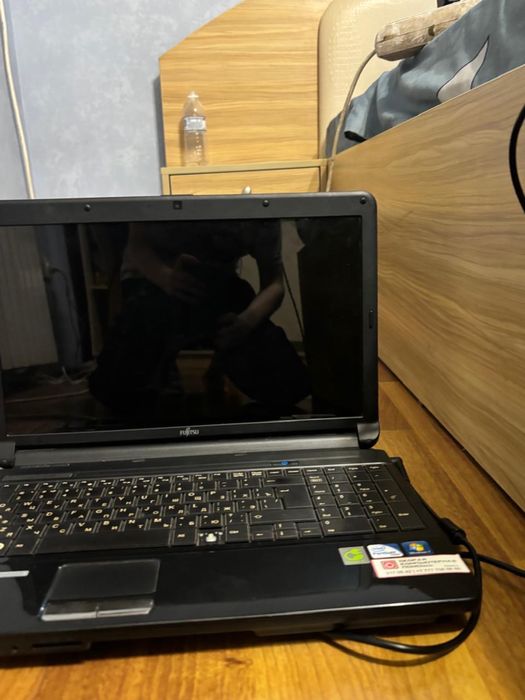 Продается ноутбук футжитсу срочно