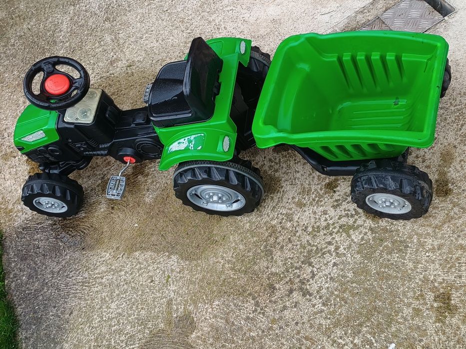 Tractoras cu pedale pentru copii