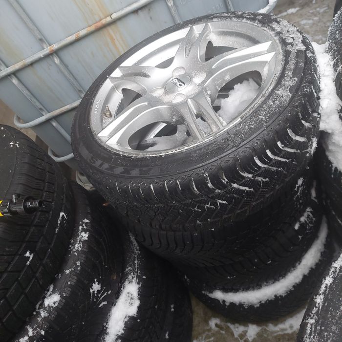 Jante aliaj Ford cu cauciucurii de iarnă pe 16