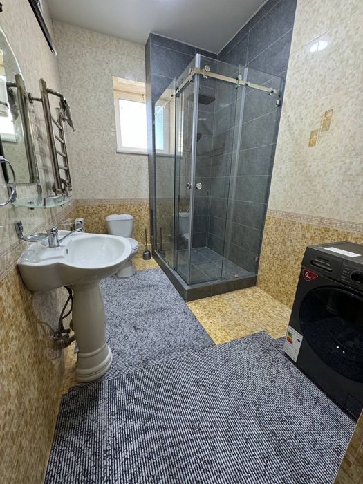 Arendaa katta stadion yonidagi oq dom