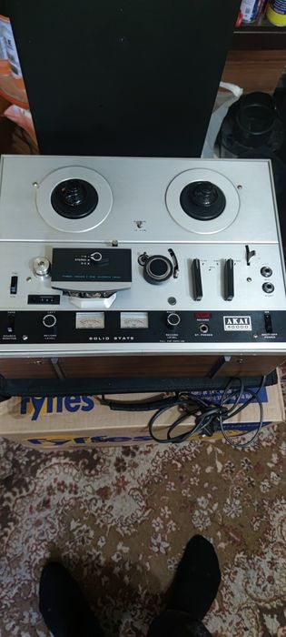 Două magnetofoane Akai